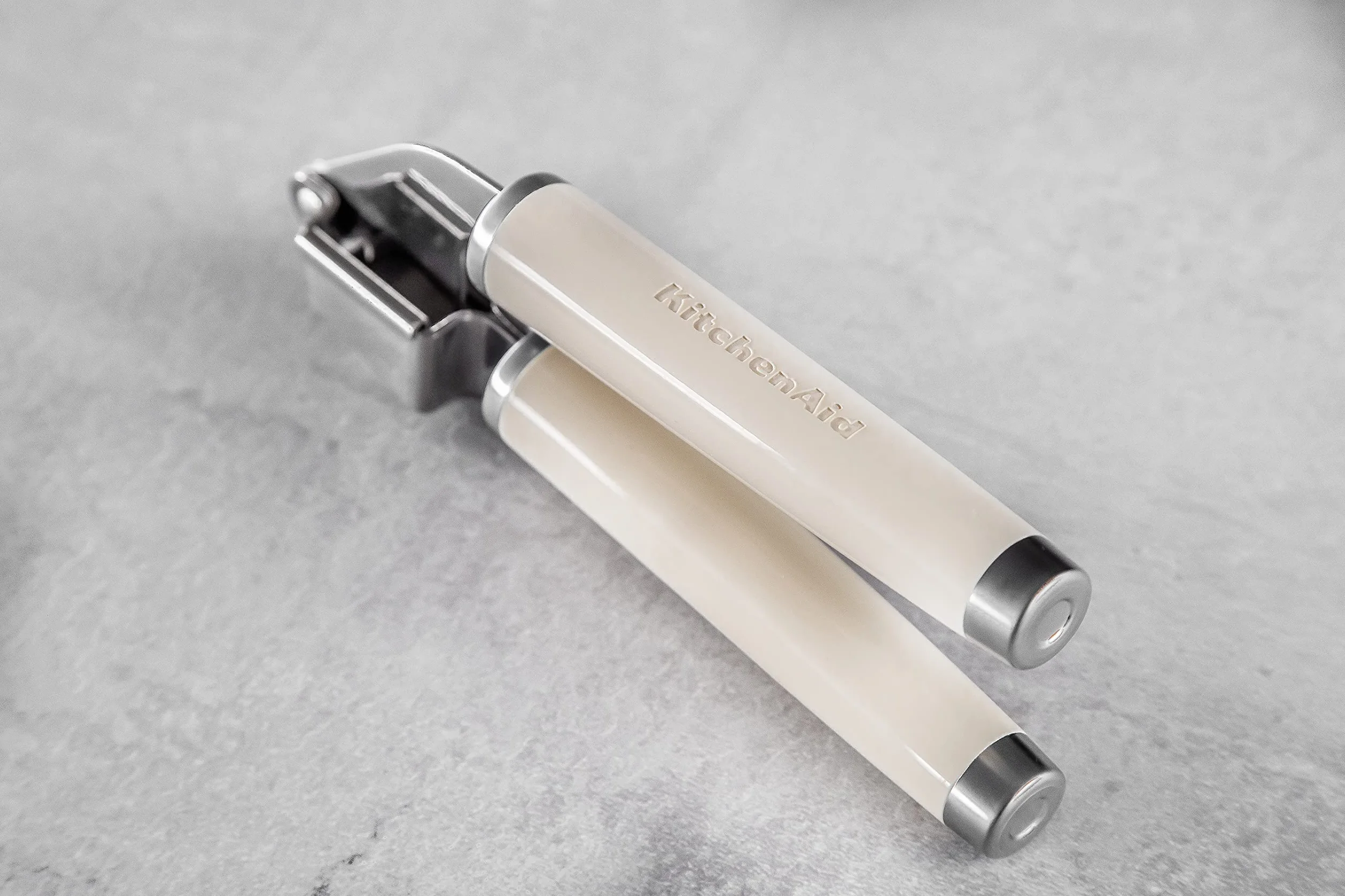 KitchenAid Prensador de Ajo de Acero Inoxidable Apto para el Lavavajillas, Beige