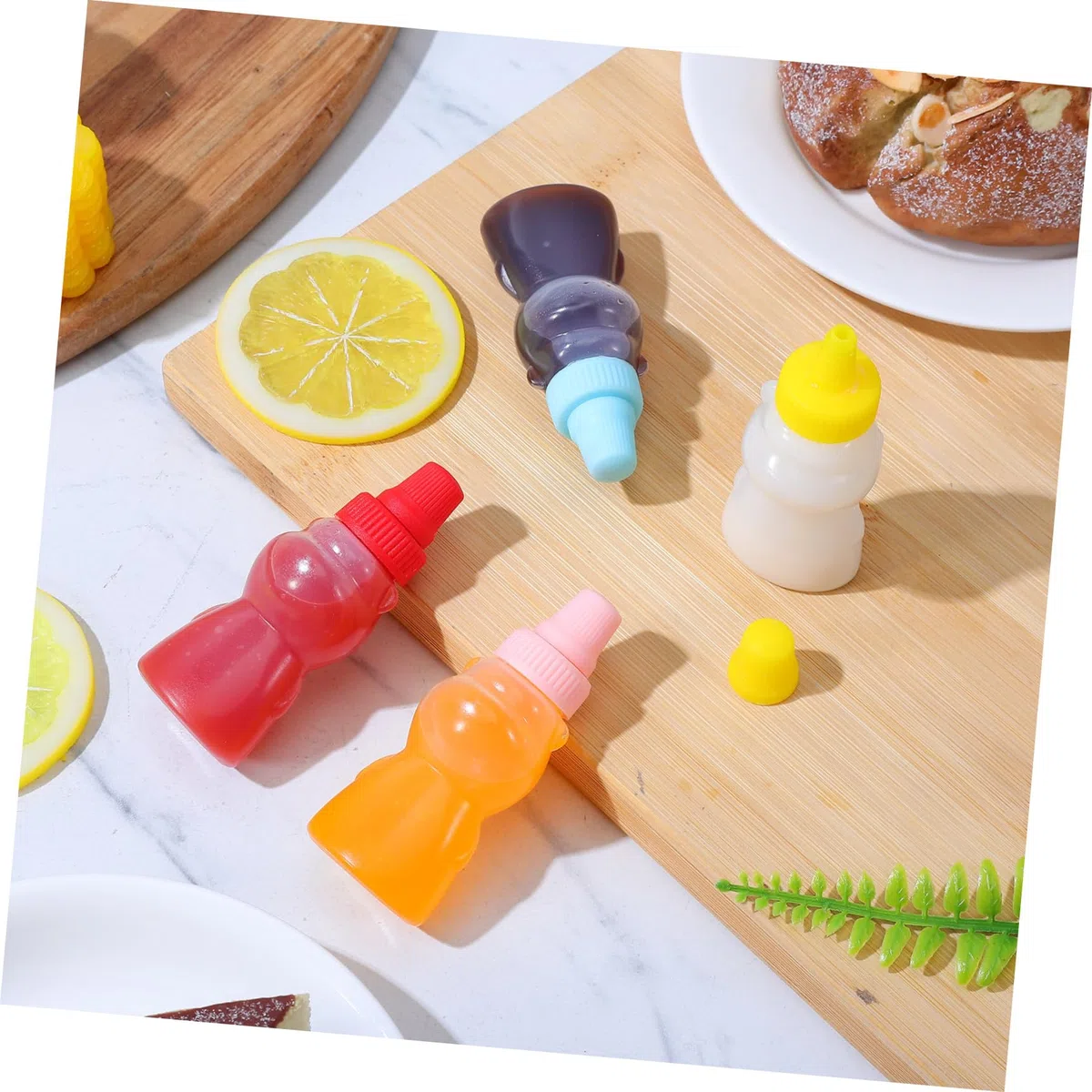 Juego de 8 Mini Botellas de Salsa de 23ml de Pe Tapas, Dispensadores de Condimentos Prácticos para Casa y Restaurante, Duraderas y Fáciles de Usar