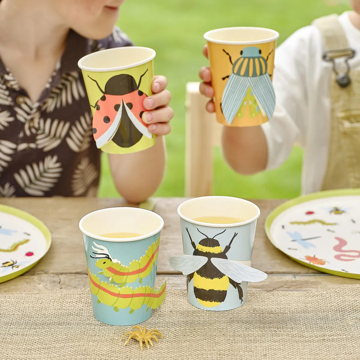 Ginger Ray Creepy Crawly Bugs - Vasos de papel para fiestas con 3D Pop Out Bugs vajilla de cumpleaños para niños, paquete de 8