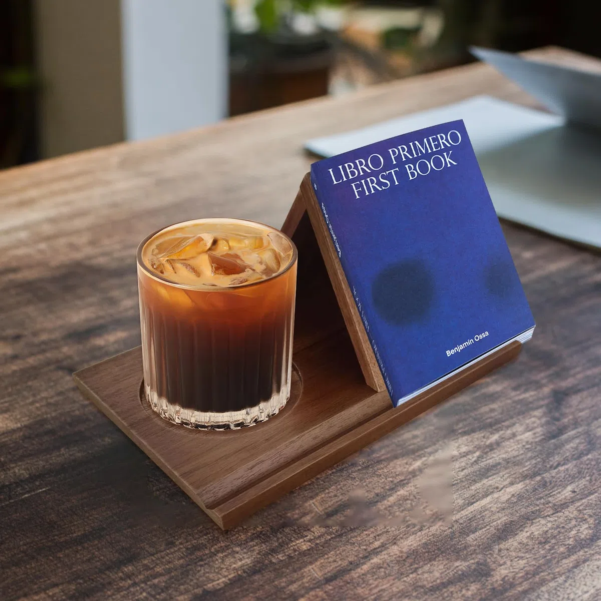 Pequeña estantería de lectura triangular de madera corta premium simple soporte para libros con bandeja para mesita de noche, oficina, escritorio, biblioteca o decoración de mesa, regalos para los