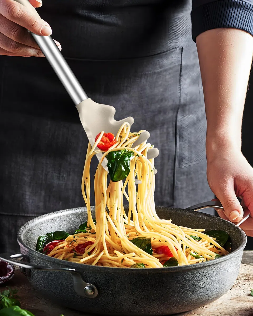 Cuchara de espagueti y pinza para pasta, cuchara de silicona antiadherente con dientes y mango de acero inoxidable, pinza de espagueti, clip de comida para fideos de espaguetis (KHAKI)
