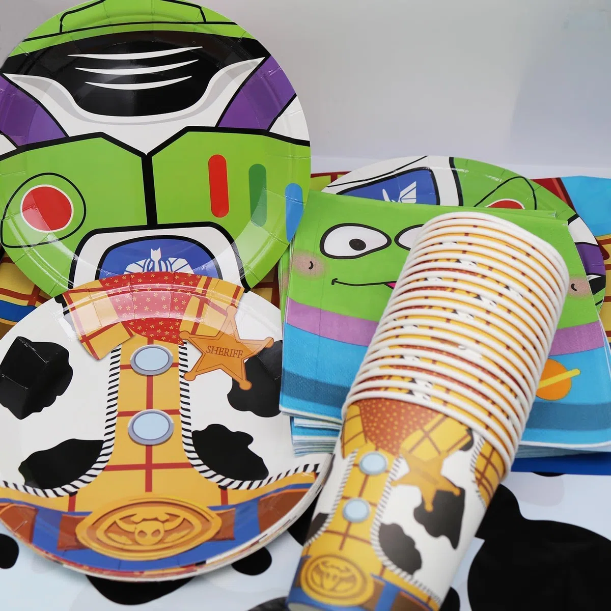 Juego de vajilla para fiestas Toy Story de 61 piezas, decoraciones para fiestas de cumpleaños infantiles, que incluye vasos, platos, manteles y servilletas, con capacidad para 20 invitados