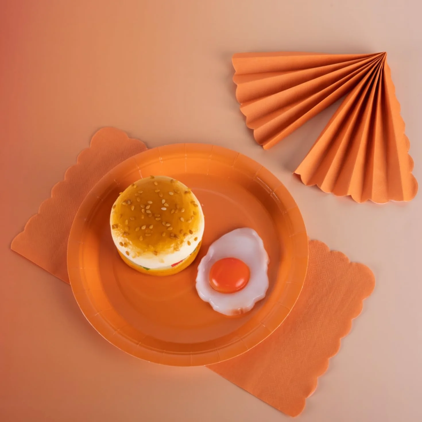 CEILIWEN Paquete de 100 platos de papel naranja – Platos redondos de 18 cm de color sólido para fiestas, cumpleaños, día de Acción de Gracias, Halloween, para catering y eventos (naranja, 7 pulgadas)