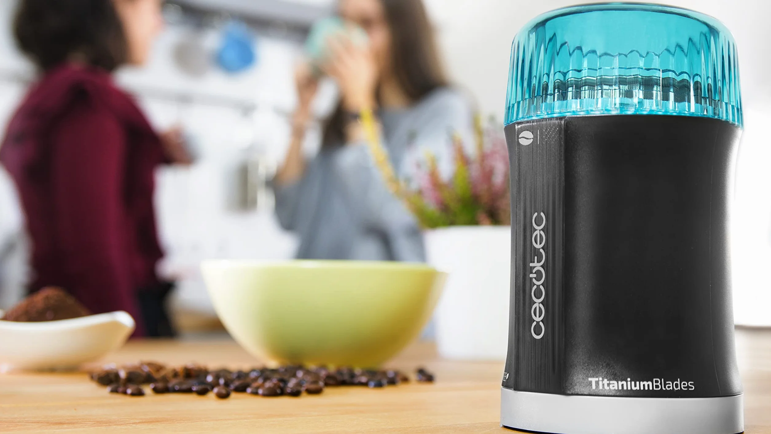 Cecotec Molinillo de Café y Especias TitanMill 200, Compacto, 200 W, Cuchillas recubiertas de Titanio, Capacidad de 50 gr, 10 Tazas de Café, Recipiente de acero cepillado, Sin tóxicos