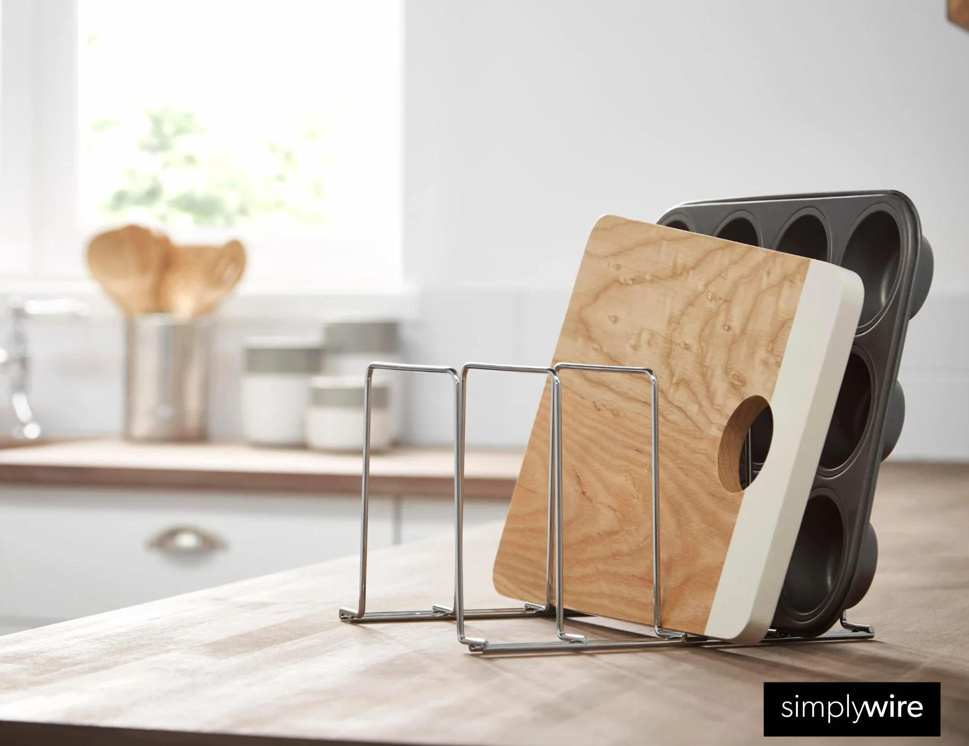 simplywire – Soporte para Bandejas de Horno y Tablas de Cortar - Almacenamiento de Sartenes - Organizador para Armarios de Cocina – Acero Recubierto de Cromo