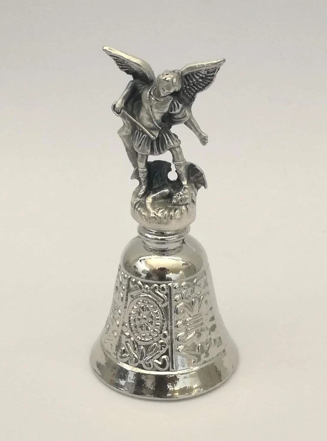 Campana litúrgica San Miguel Arcángel chapeada Plata - Estatuilla con Campana contra el Diablo - Protección del Ángel guardián contra Todo Mal - h 7,5 cm