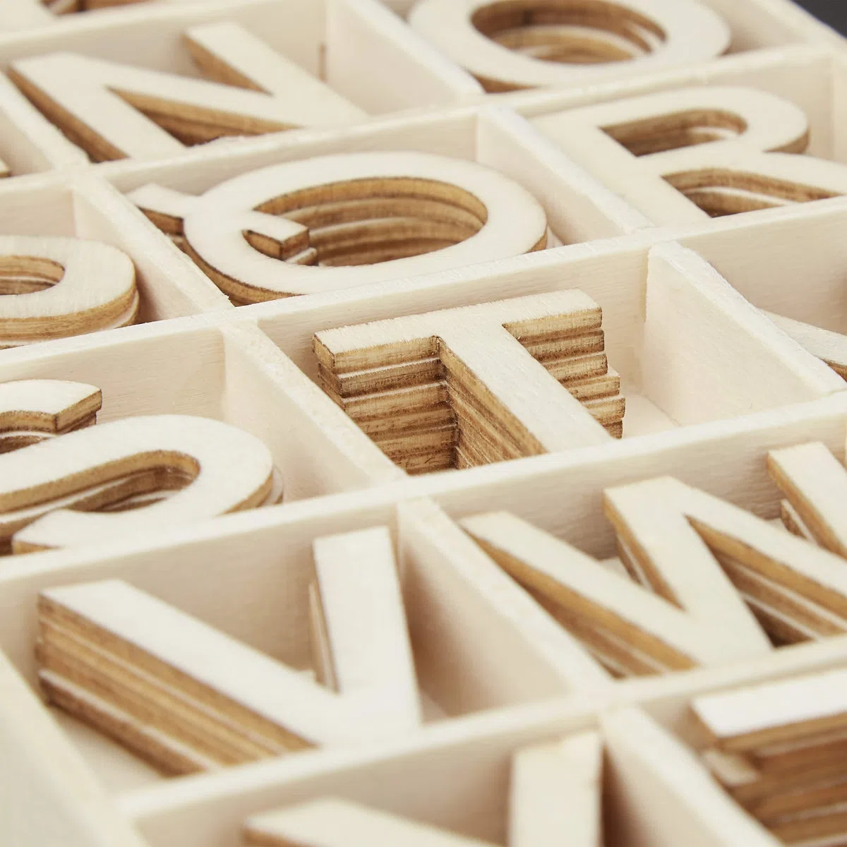 Relaxdays Set Letras de Madera, 162 Piezas, Mayúsculas A-Z 3 cm de Alto, Letritas para Manualidades, Alfabeto, Natural