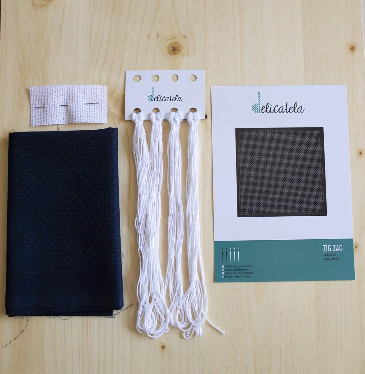 DELICATELA Sashiko | Kit de bordado Japonés | Tela de 68cm x 34cm pre-estampada (30cm x 30cm) | Hilo natural especial para Sashiko | Aguja larga | Instrucciones de bordado Índigo (Zigzag)