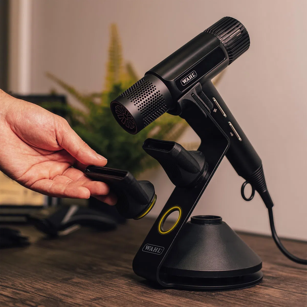 WAHL Vanquish Hair Dryer Stand, almacenamiento para secador de pelo, accesorios magnéticos, base lastrada para mayor seguridad, estructura antideslizante, color negro