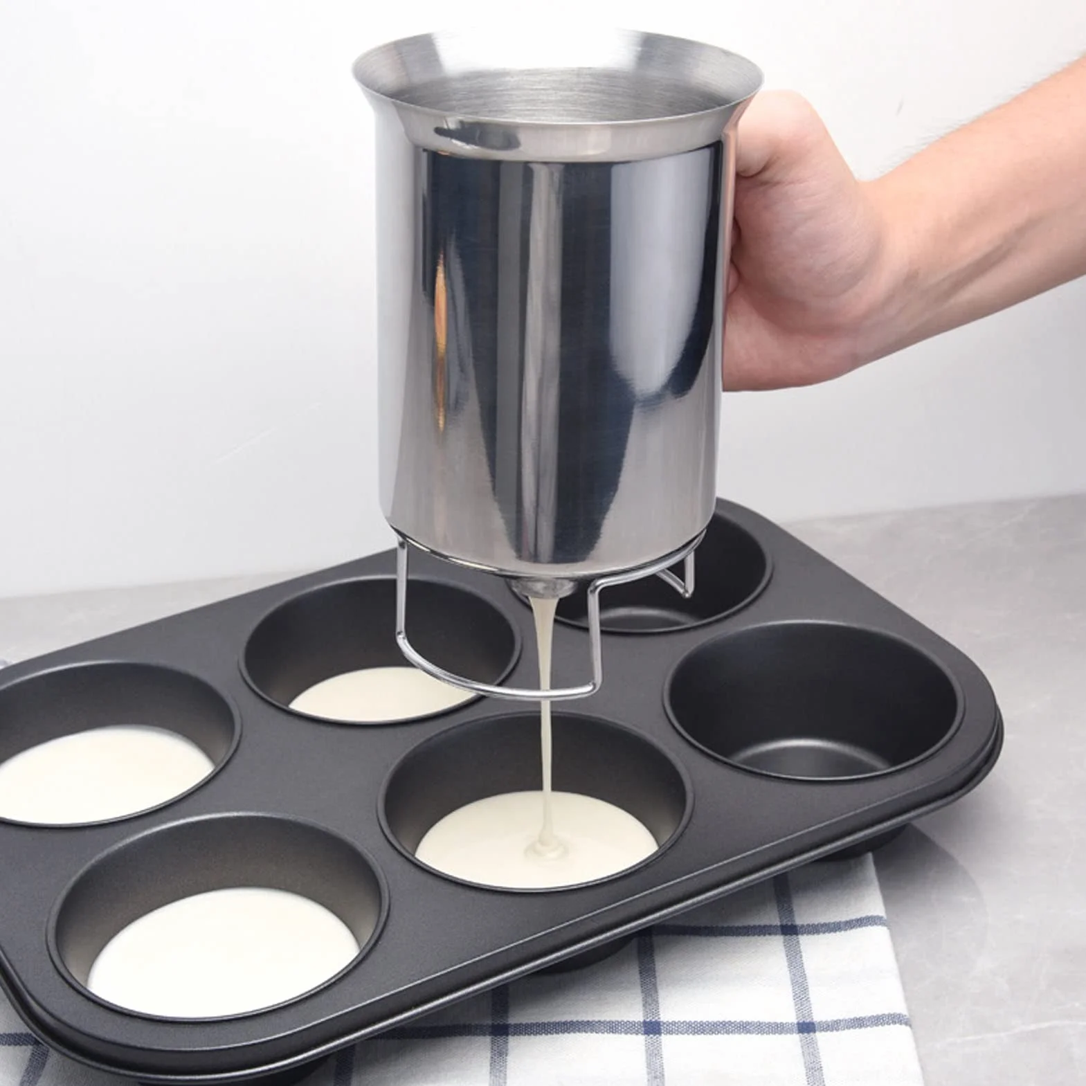 Tissting Dispensador 850ml para Panqueques,3.5 Tazas Dispensador de Masa de Acero Inoxidable con Mango para Apretar para Gofres，Pastel,Galletas, Taza para Crema Speratator para Hornear