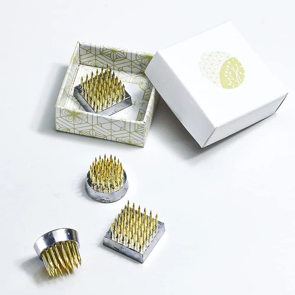 Wazakura 4 Mini Kenzan para Ikebana (24mm) para Arreglos Florales, Hecho en Japón, Herramienta Japonesa para Ikebana Soporte de Alfileres para Flores - Set 4 Piezas kenzan de latón