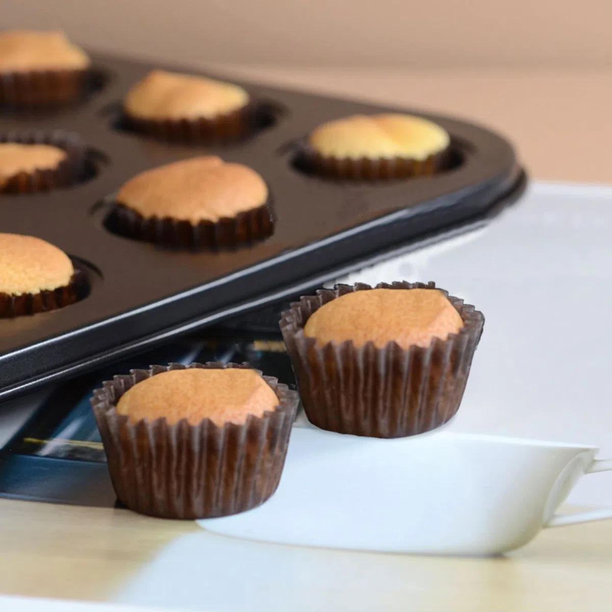 VIKSAUN Pack de 1000 Mini moldes de Papel Moldes Papel para Magdalenas Papeles para Cupcakes 1 * 0.75 in hornear magdalenas para hornear, cumpleaños, fiestas (Brown)