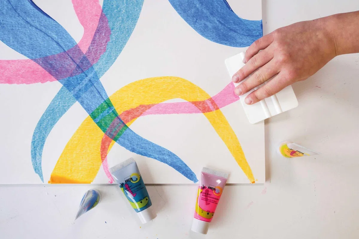 KREUL 43362 - Squeegee Art - Set de pintura con 7 x 20 ml de pinturas artísticas para niños Kids Art + rasqueta, set de manualidades para niños a partir de 6 años