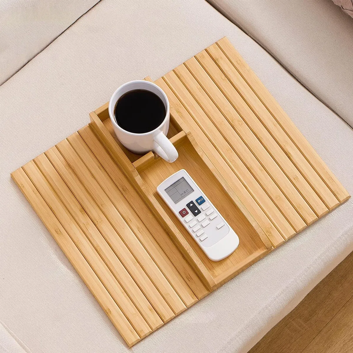Bamboo Couch Cup Holder-Klappbarer Sofa Armtablett mit Anti-Rutsch-Gewebe,Multifunktionaler Bambus-Armlehntisch für Snacks, Handy,Fernbedienung & Getränke,Umweltfreundlich & Platzsparend (#B)