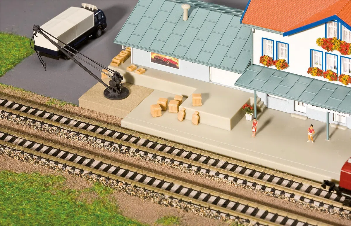 Faller 222176 - Estación de carga con grúa [Importado de Alemania]