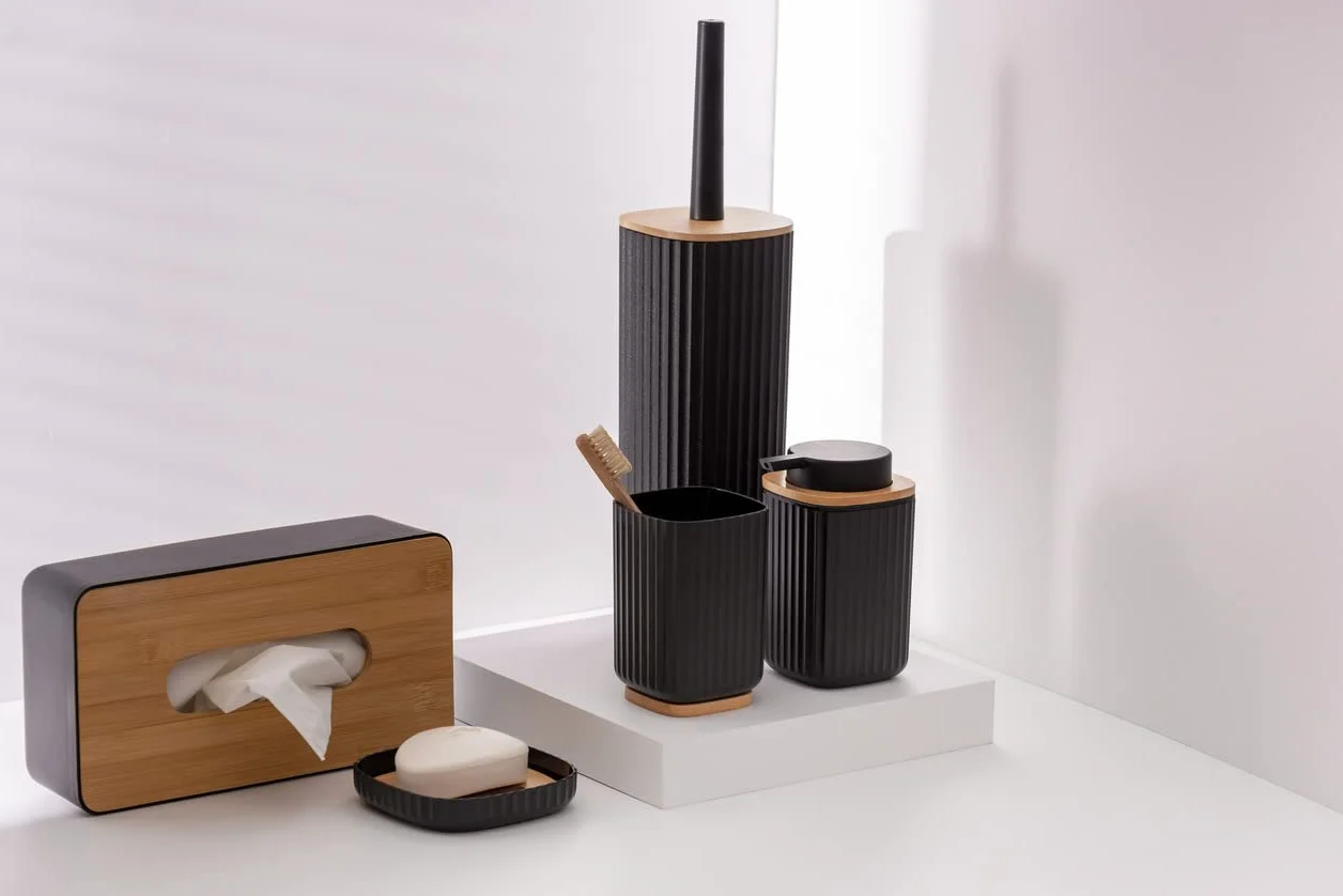 WENKO Set para inodoro Rotello, escobillero cerrado de plástico de calidad óptima con tapa de bambú y estructura acanalada, Ø 10 x 36 cm, incluye escobillero, cabezal reemplazable, negro/natural