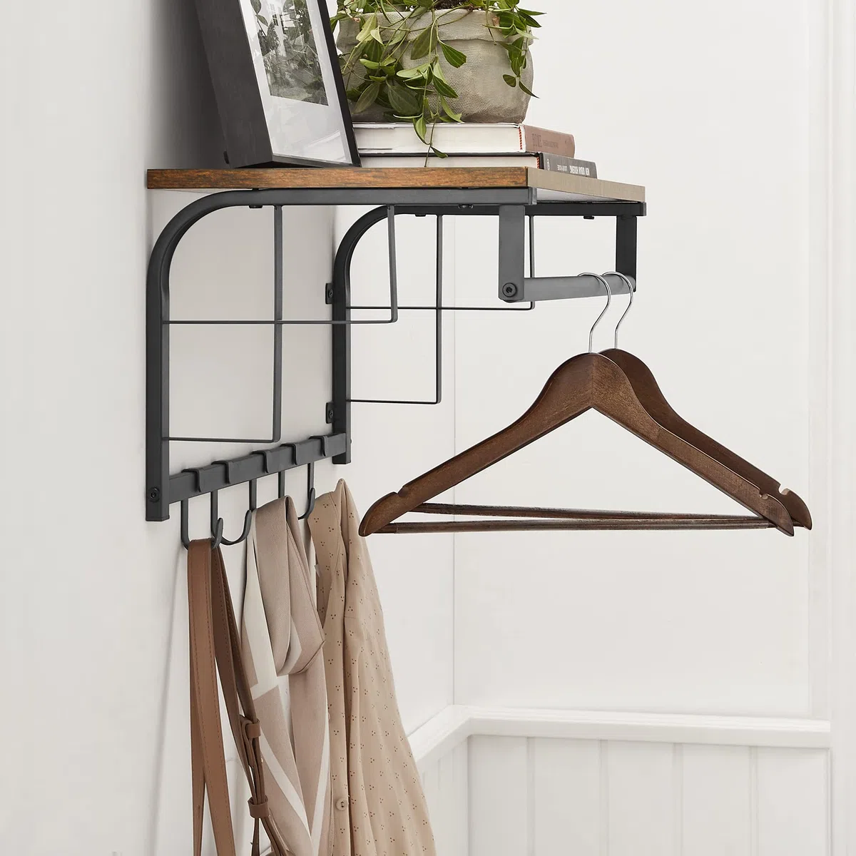 VASAGLE Perchero de Pared, Perchero Colgante con 5 Ganchos Extraíbles, Estante Montado en Pared, Barra de Colgar, para Pasillo, Dormitorio, Sala de Estar, Marrón Rústico y Negro LCR12BX