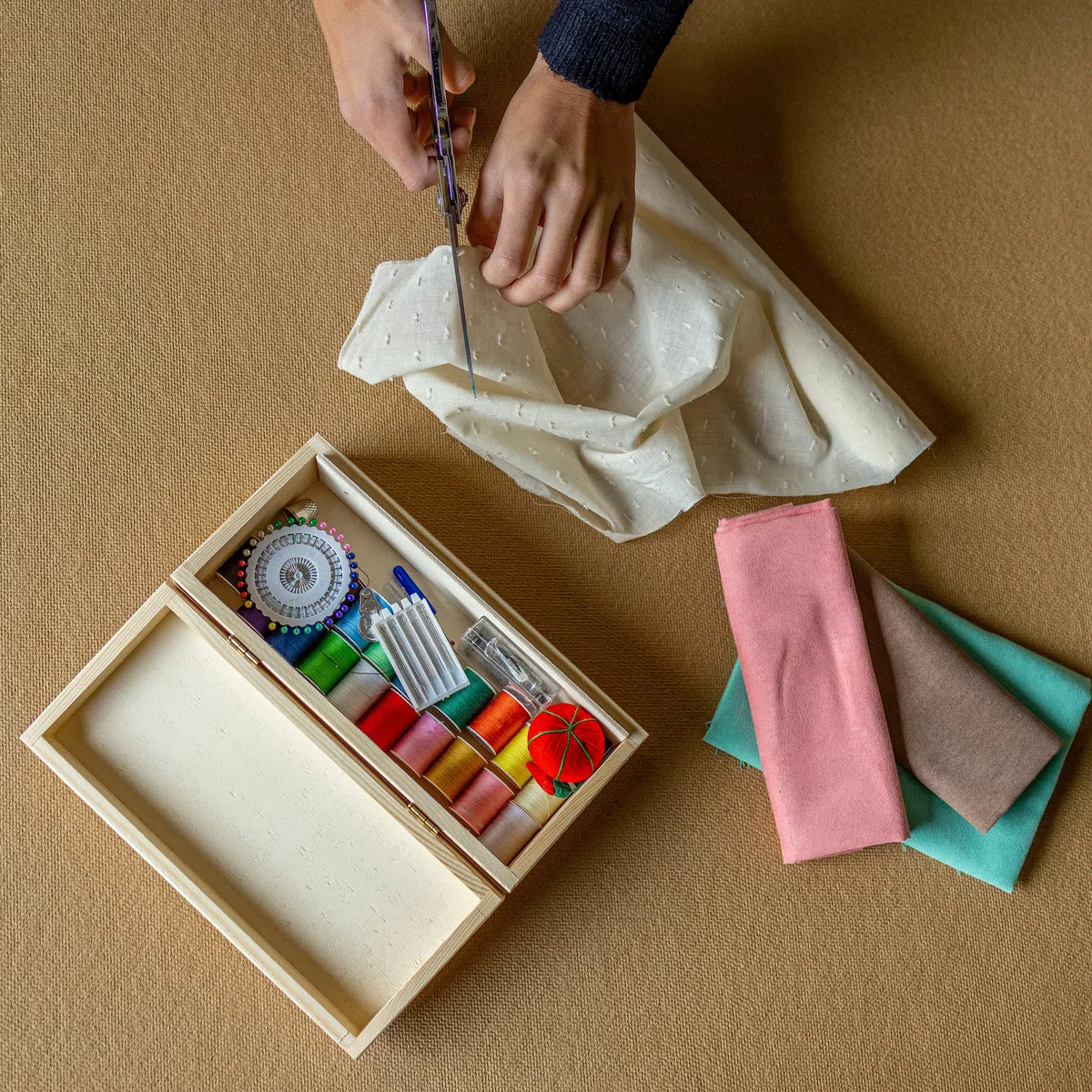 Creative DECO Larga Caja Madera para Decorar | 24 x 11,3 x 7,2 cm | con Tapa y Cerradura | Pascua Decoración Almacenaje Herramientas Decoupage | Perfecta para Objetos de Valor Juguetes