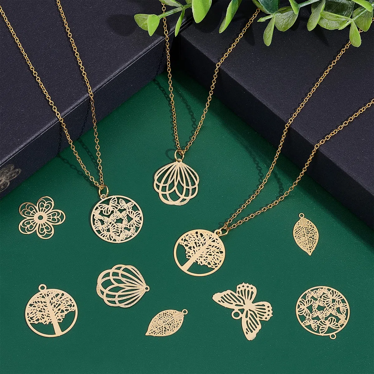 UNICRAFTALE 36 colgante de Filigrana de Acero Inoxidable con 6 estilos de Oro Y Diseño Botánico Adornos de Metal Grabado Flor Mariposa Hoja Plano Redondo Hueco para Hacer Joyas