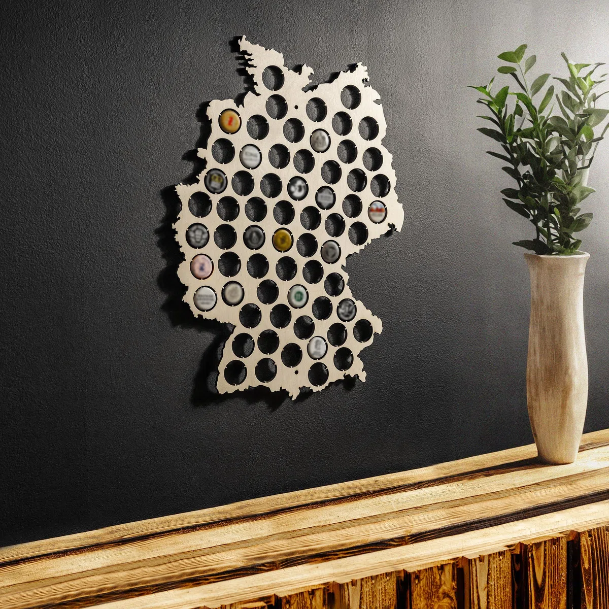 Creative Deco Mapa de Alemania de Contrachapado Soporte para Chapas de Cerveza | 32,5x44x0,5cm | Colección de 64 Tapones de Botellas | Decoración de Pared Artesanal | Regalo para Amantes de la Cerveza