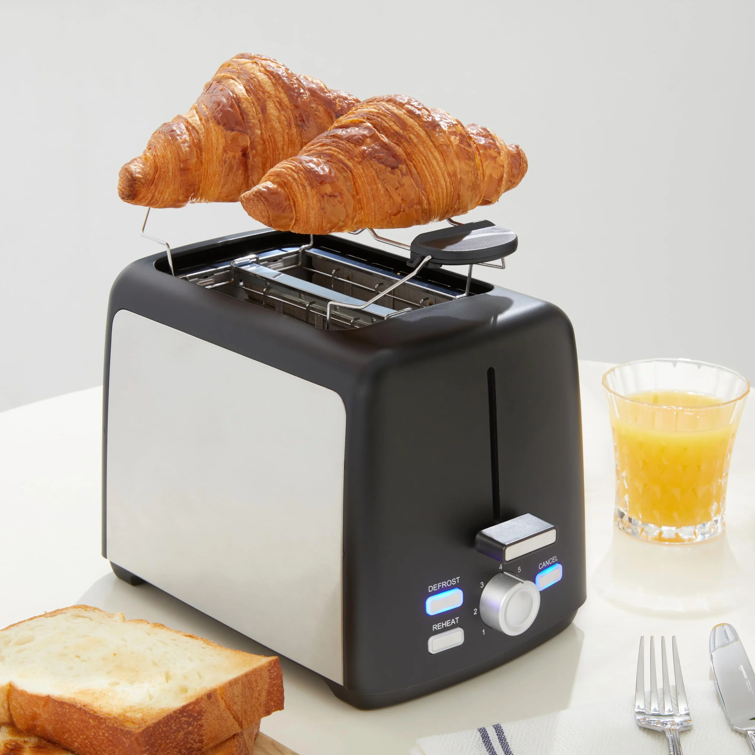 Amazon Basics Tostadora 2 Rebanadas con 7 Niveles de Tostado y Bandeja para Migas Extraíble, Ranuras Extra Anchas, 800W, Negro