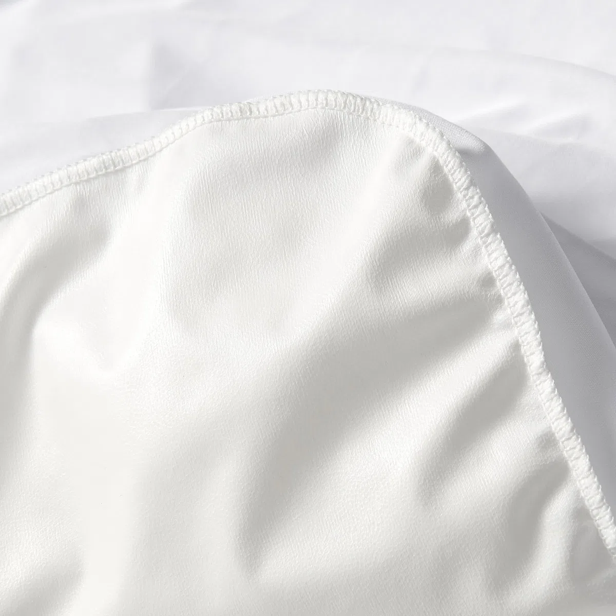 Amazon Basics Protector Colchón Impermeable, Altura 45cm Lavable Silencioso Cubre Colchón Cama 160 x 200, Blanco