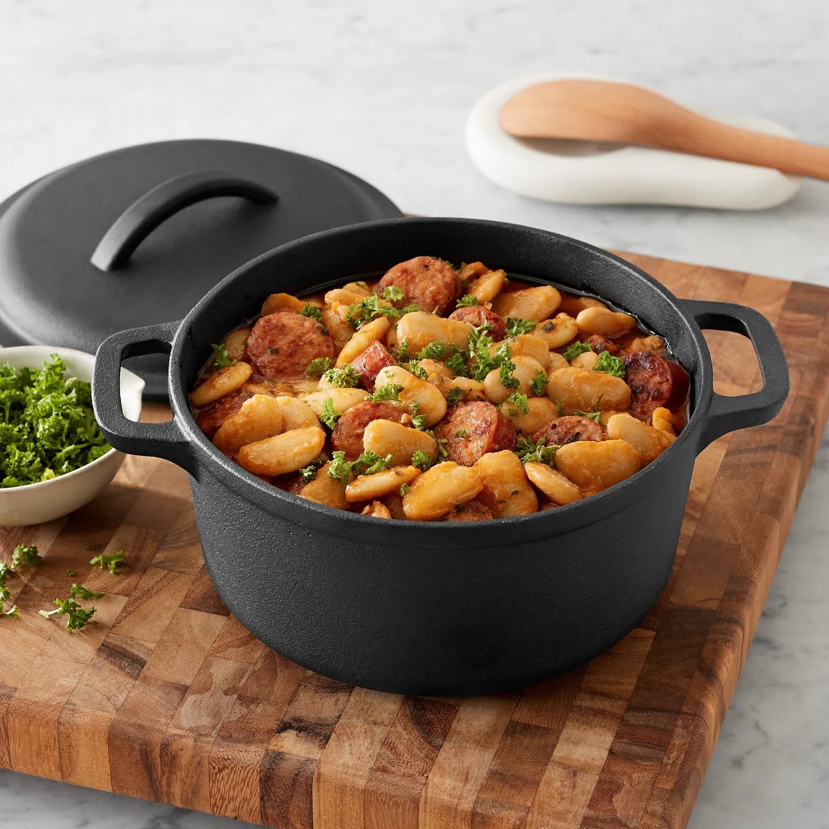 Amazon Basics Redondo Horno holandés de hierro fundido pretratado con asa doble, 1.89 l, Negro