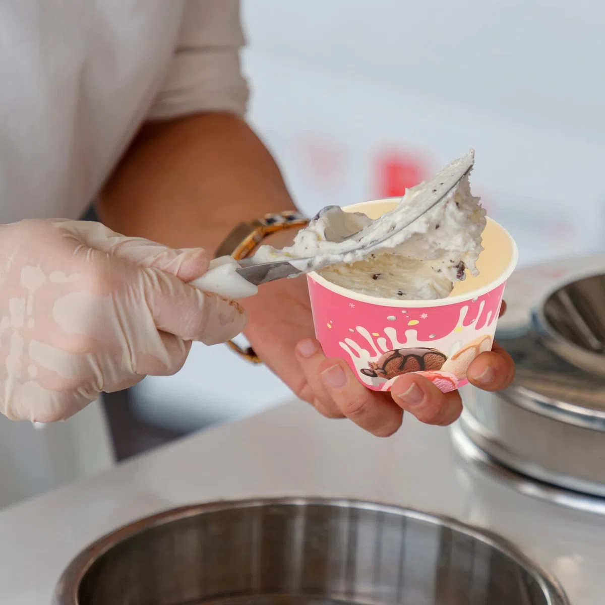 Envase para Copa de Helado,50 Piezas 4oz Resuable Papel Helado Tubos Sopa Recipientes con 50 Piezas Tapas y Cucharas,Helado Tazones Postre Tratar Tazas para Helado Helado Yogur Sopa Pastel (Rosa)