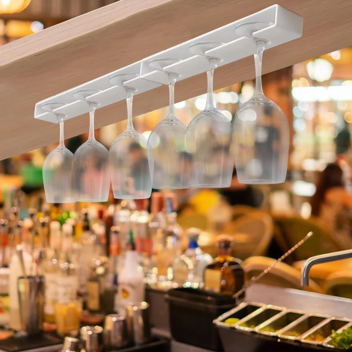 Soporte para copas de vino, Paquete de 2 scuelga copas, Colgador copas, Organizador de plástico para bar, Sin perforaciones, Autoadhesivo (Blanco)