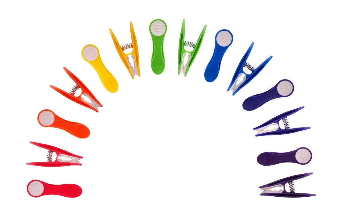 trendfinding 70 Pinzas de la Ropa Arco Iris de Colores con muelles de Acero Inoxidable y softgrip, duraderas y sostenibles en Embalaje de cartón ecológico Blanco