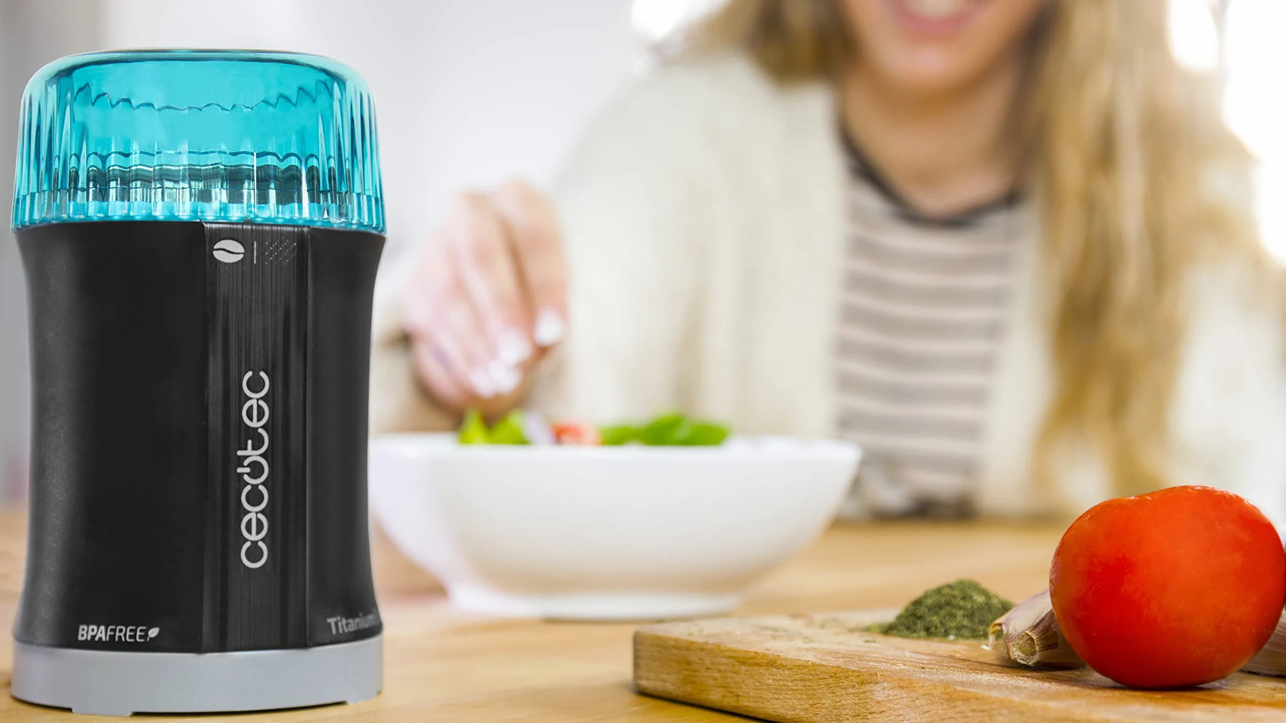 Cecotec Molinillo de Café y Especias TitanMill 200, Compacto, 200 W, Cuchillas recubiertas de Titanio, Capacidad de 50 gr, 10 Tazas de Café, Recipiente de acero cepillado, Sin tóxicos