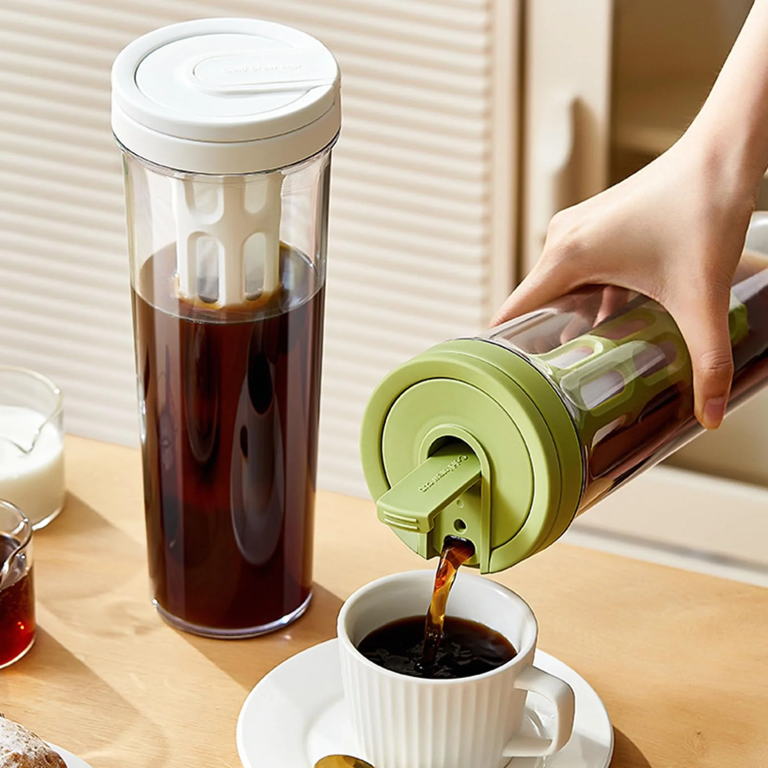 Cafetera fría y jarra de té helado, enfriador de bebidas de gran capacidad con filtro de malla, 1 L (35 onzas) (gris)
