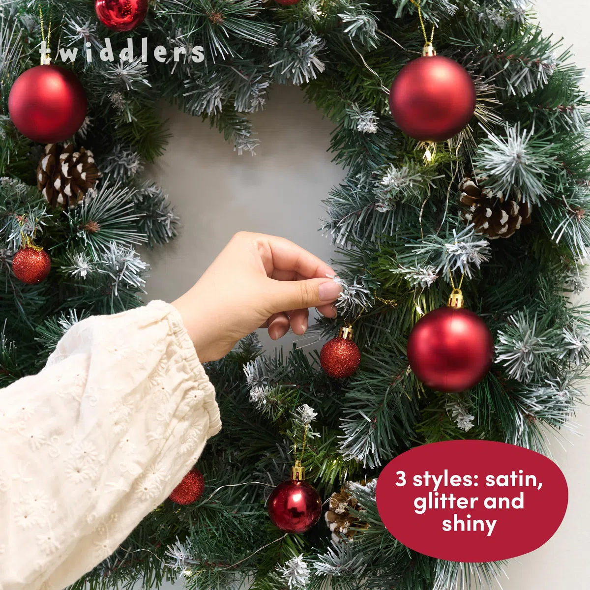 THE TWIDDLERS - Paquete de 50 Bolas de Navidad Rojo Rubí - Tamaños y Acabados Variados - 6cm, 4cm, 3cm - Adornos Mate, Brillantes y con Brillo para Decoraciones de Árbol de Navidad