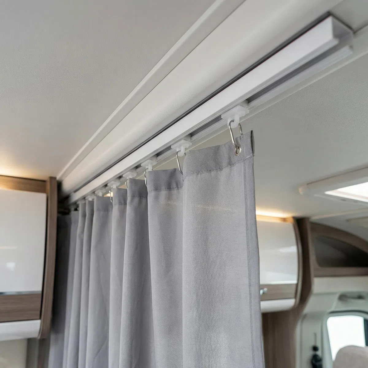 Riel de Cortina Adhesiva 1,6m, Rieles para Cortinas de Techo con 4 Guías + 20 Ruedas + 3 Conectores + 20 Ganchos + Destornillador, Riel para Cortinas Autoadhesiva para Hogar, Oficina, Caravana