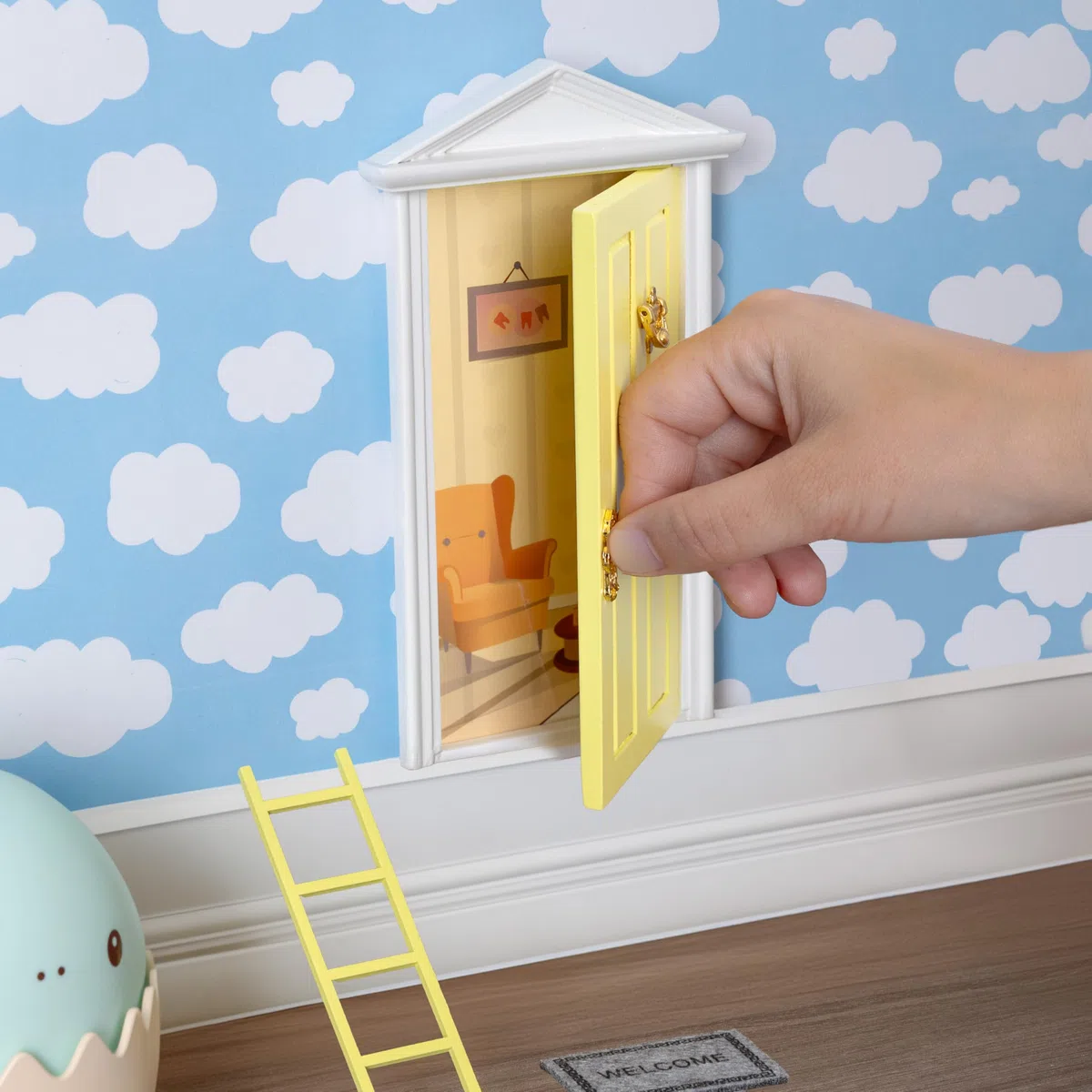 FISURA – Puerta Ratoncito Pérez que se abre con escalera, felpudo, pegatina y certificado de dientes limpios. Regalo original para niño y niña. Amarilla.