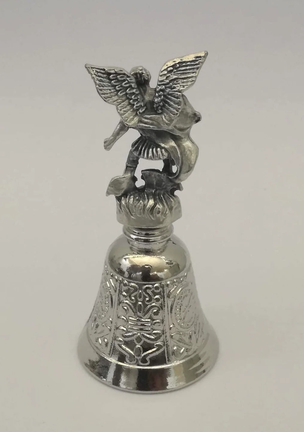 Campana litúrgica San Miguel Arcángel chapeada Plata - Estatuilla con Campana contra el Diablo - Protección del Ángel guardián contra Todo Mal - h 7,5 cm