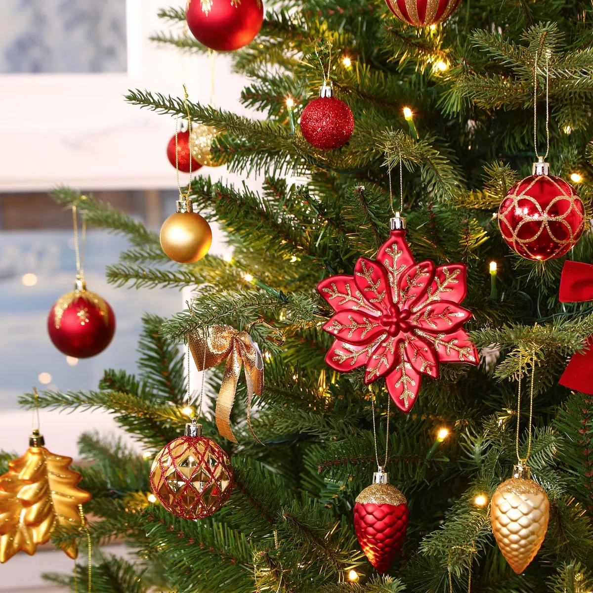 SHareconn 2025 Nuevo Juego de 106 Adornos Navideños, Adornos Decorativos de Plástico Inastillables para Decoración del Árbol de Navidad, Rojo rubí Y Oro
