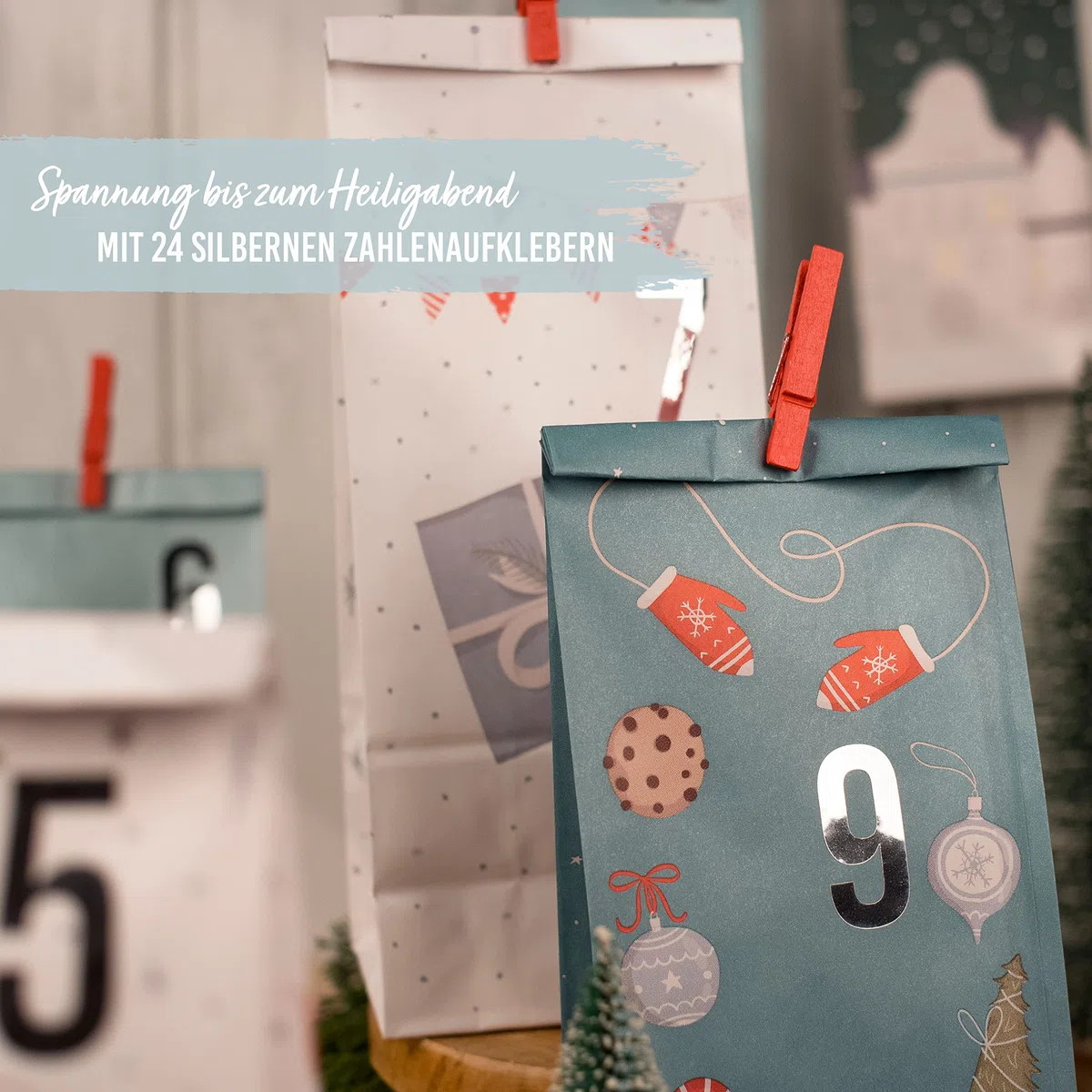 Papierdrachen Calendario de Adviento 2025 para rellenar, 24 bolsas de papel en color azul con pegatinas de números y grapas, diseño navideño, juego de manualidades para Navidad