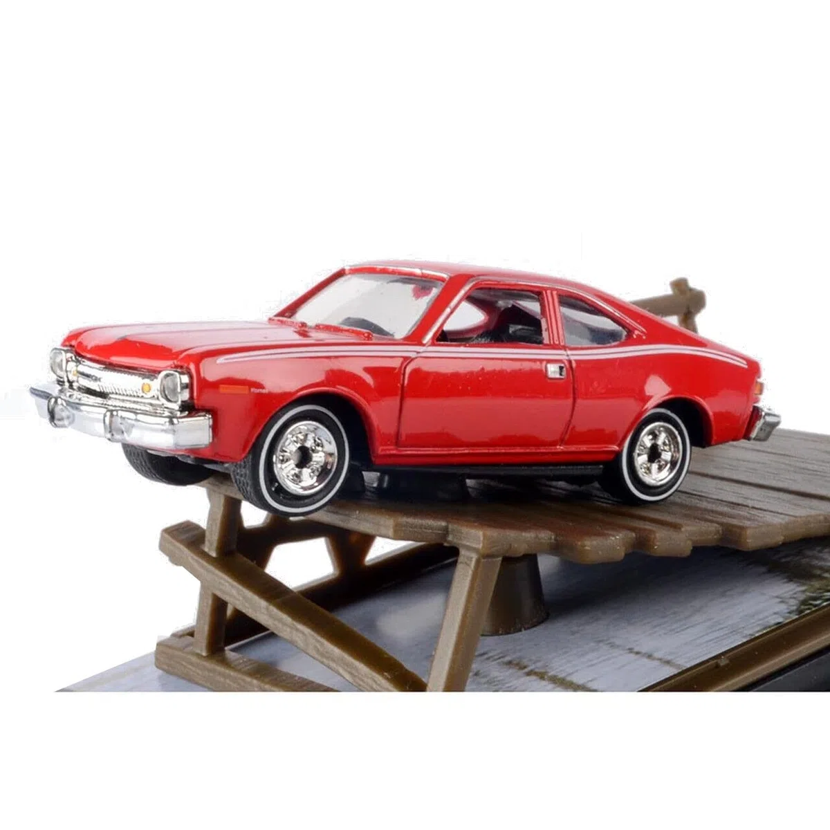 James Bond 007 Diorama Salto del Pontil Die Cast Modelo de coche 1974 AMC HORNET Rojo - Man Golden Gun - Escala 1:64 - Longitud 7 cm