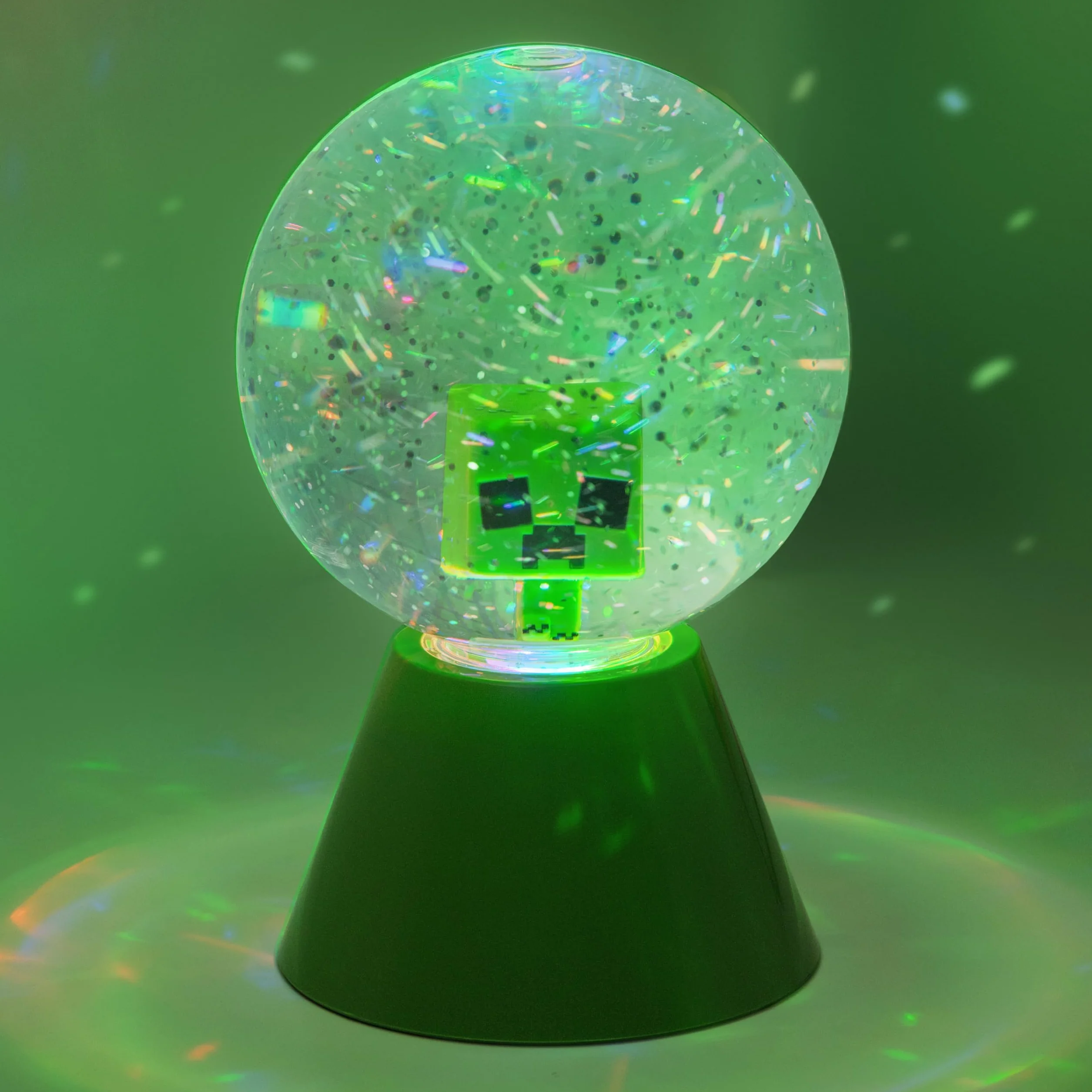 Paladone - Bola de nieve LED con purpurina de Minecraft Creeper, bola de nieve LED que cambia de color con licencia oficial, para niños y adolescentes, producto de juego, diseño compacto