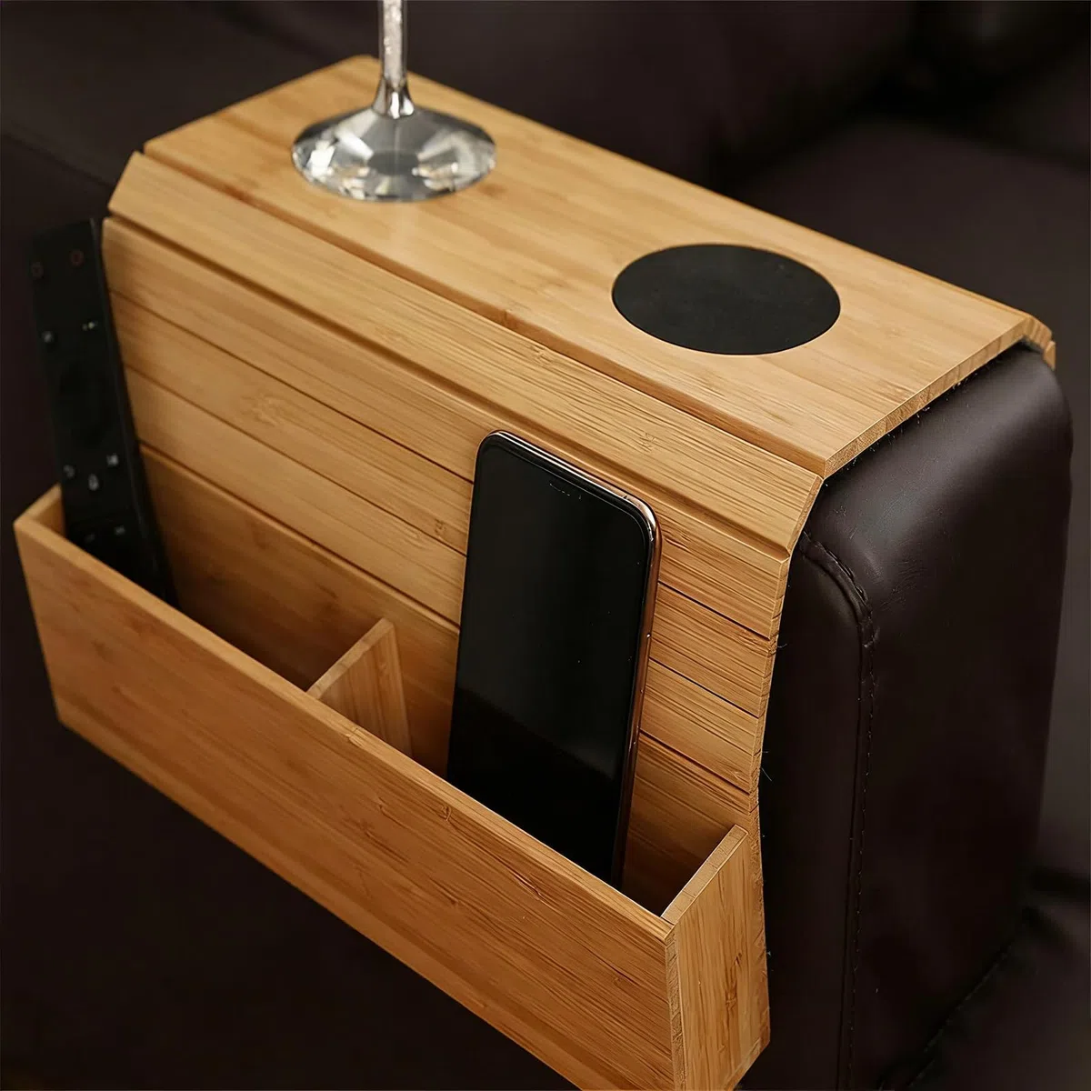 GOMETY Bandeja para Reposabrazos de Sofá de Bambú, Bandeja de Brazo Plegable Antideslizante con Portavasos, Mesa Auxiliar para Sofá para Bebidas Snacks Teléfono y Mando
