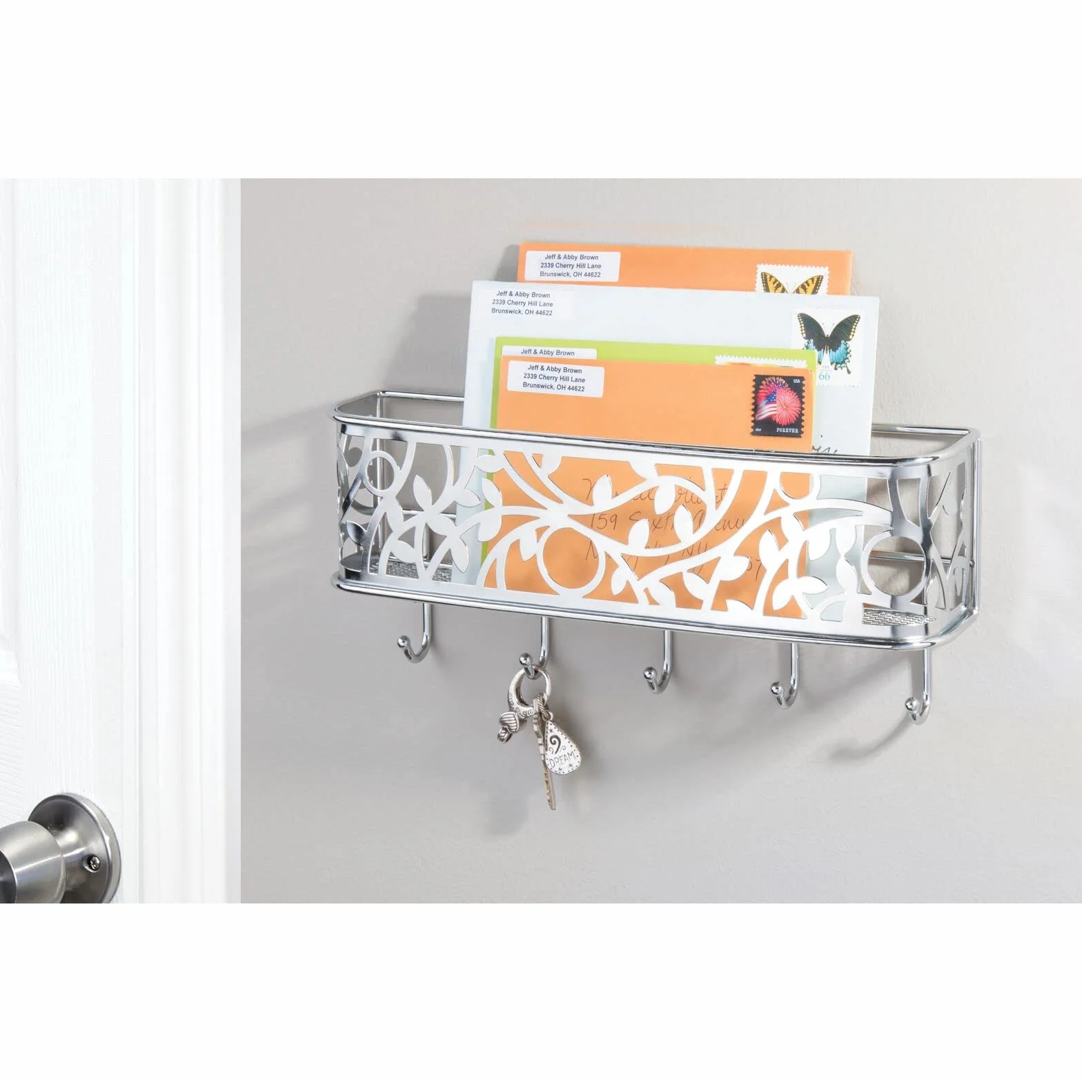 mDesign Guardallaves con cesta metálica – Versátil llavero de pared en metal para el recibidor, la cocina o la oficina – Bonito colgador de llaves con bandeja para cartas, móviles, etc. – plateado