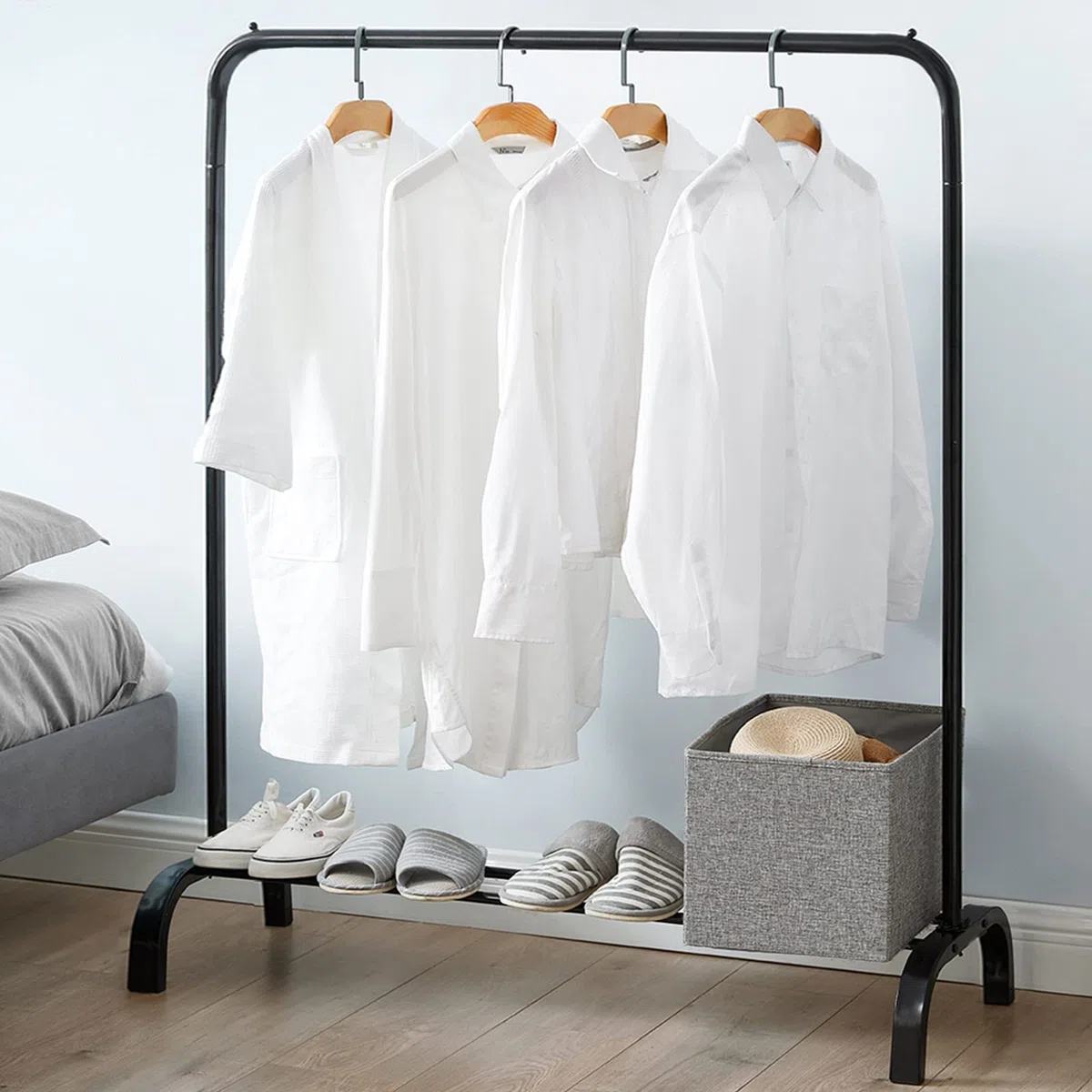 Vivo Technologies Perchero de metal con barra para colgar y estante de almacenamiento, perchero de ropa para dormitorio, rieles colgantes para ropa, color negro