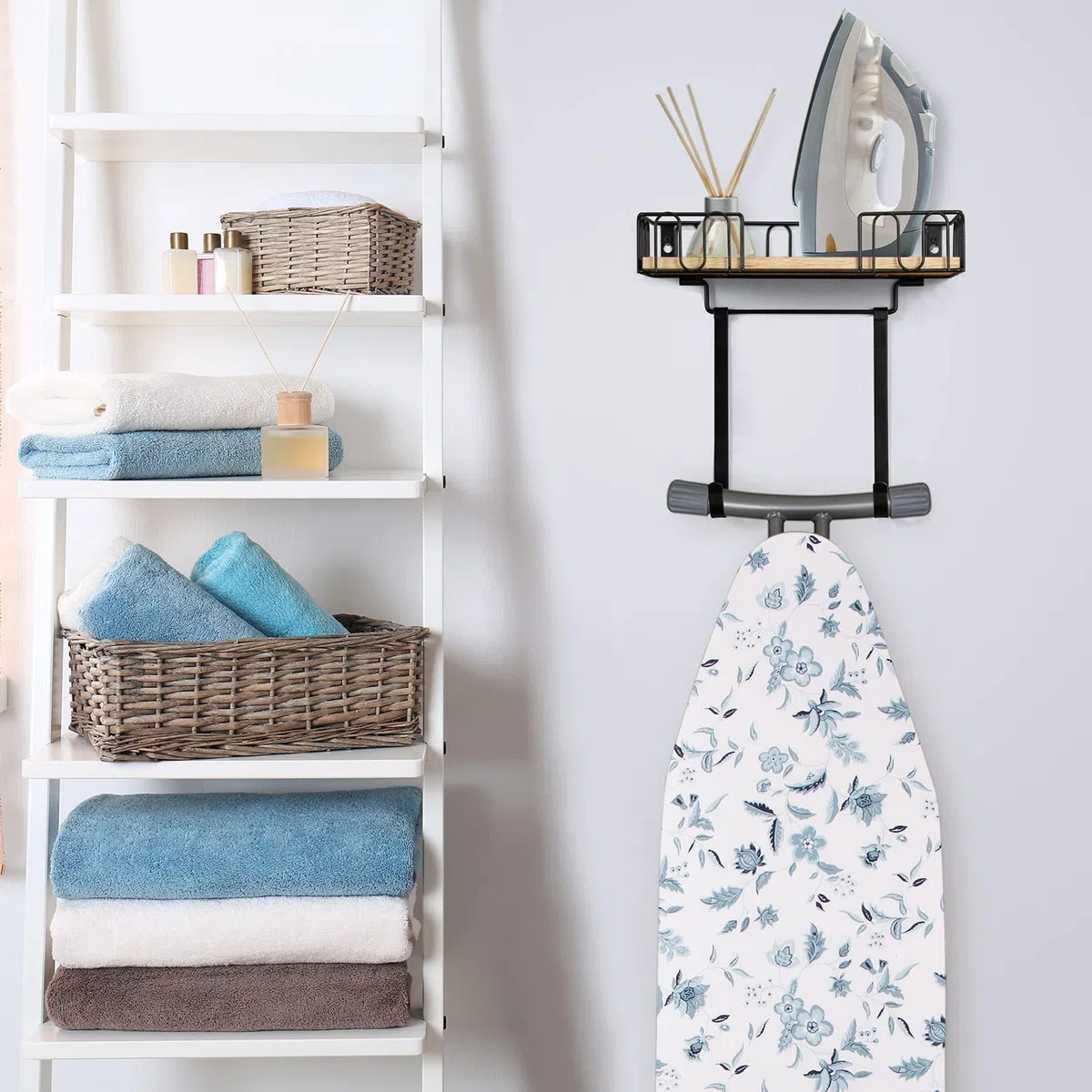 TJ.MOREE Soporte para tabla de planchar de metal, soporte de pared para plancha y tabla de planchar, decoración de cuarto de lavado y almacenamiento con gran cesta de base de madera negra y ganchos