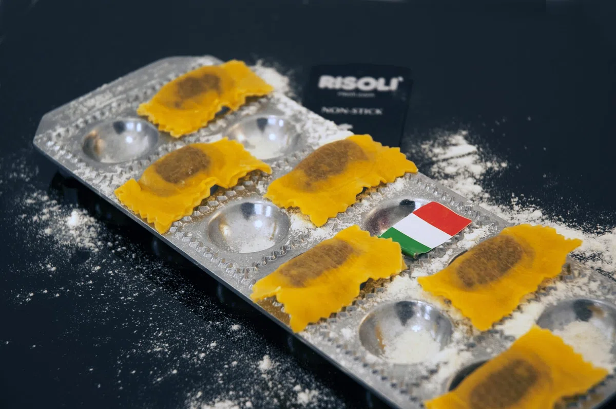 RISOLI' | RAVIOLCASA, molde para raviolis para hacer 36 raviolis, de aluminio fundido reciclado, incluye rodillo de madera, fabricado en Italia