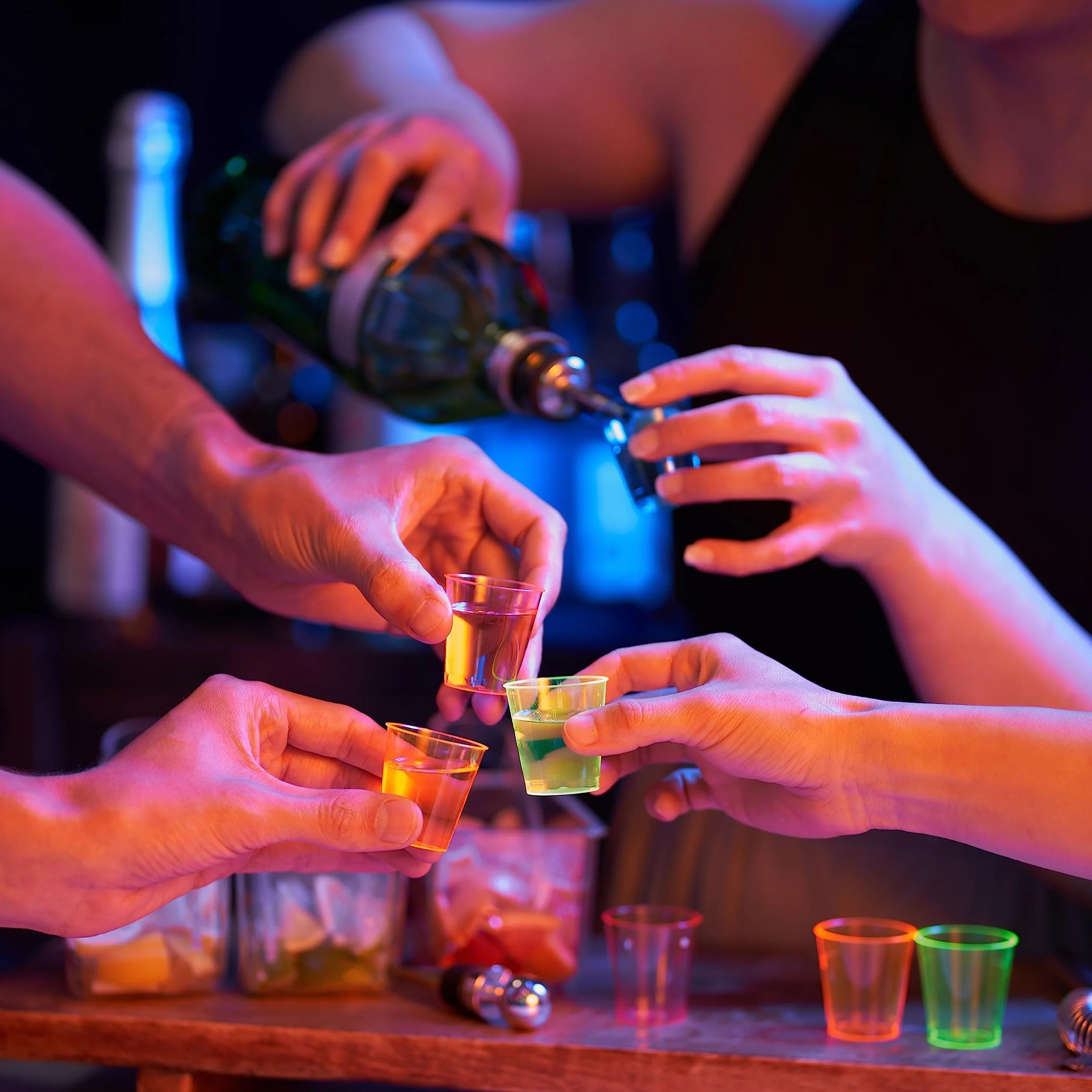 MATANA 300 Vasos de Chupito de Plástico Duro Neón, 30ml - Reactiva a los Rayos UV - Resistentes y Reutilizables - Cumpleaños, Bodas, Despedidas de Soltera o Soltero, Barbacoas, Fiestas