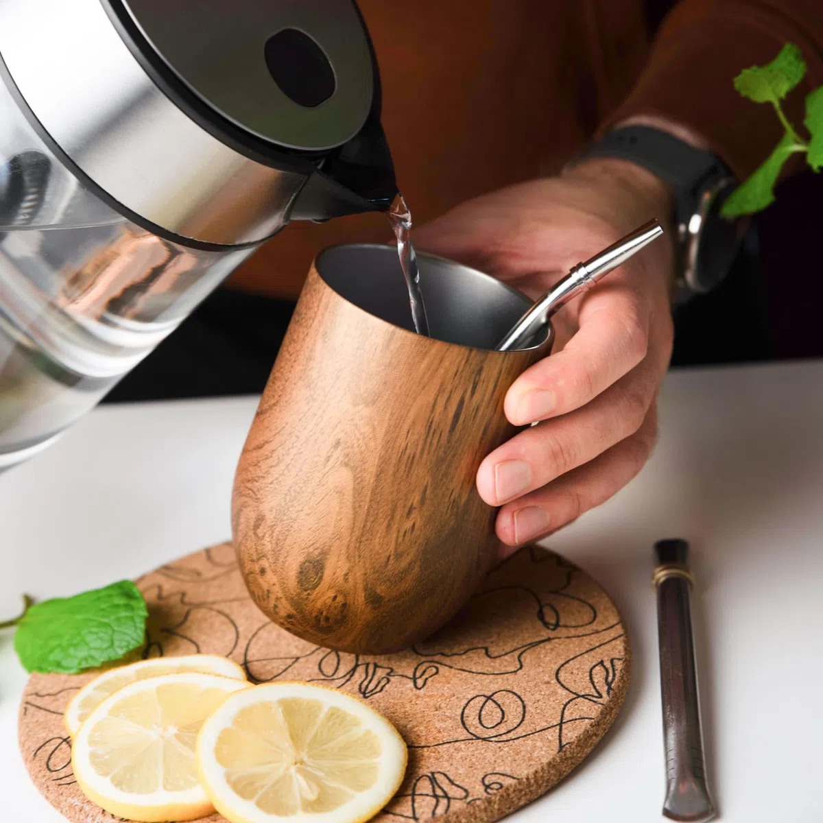 Aquafloow Set de Mate Argentino para Yerba Mate 350 ml + 2 Pajitas de Acero Maté Bombilla, Taza de Doble Pared Maté Yerba | Tapa Libre de BPA, Juego de Té de Acero Inoxidable para Yerba – Marrón