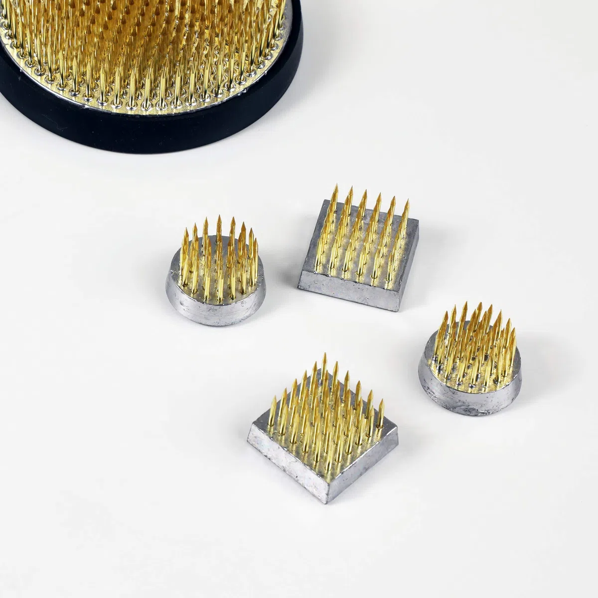 Wazakura 4 Mini Kenzan para Ikebana (24mm) para Arreglos Florales, Hecho en Japón, Herramienta Japonesa para Ikebana Soporte de Alfileres para Flores - Set 4 Piezas kenzan de latón