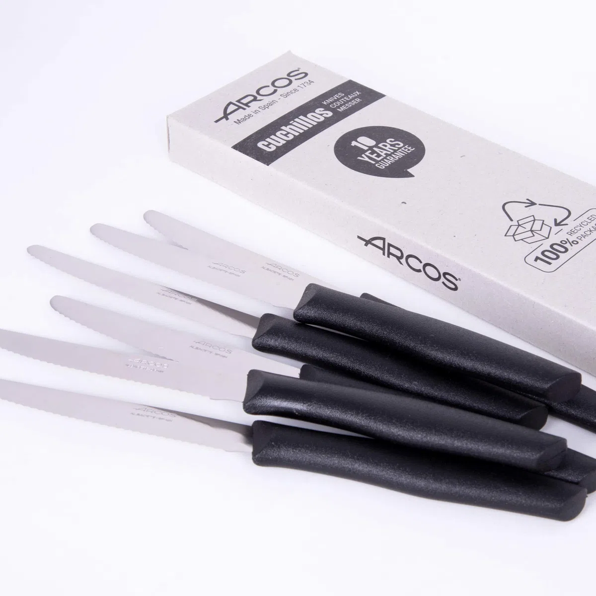 Arcos Juego Cuchillos Carne | Cuchillo chuleteros | Cuchillos Carne Cuchillos Mesa | 6 Uds | Hoja 110 mm | Acero Inoxidable | Mango Nylon | Apto lavavajillas | Envase Ecológico (Filo Serrado)